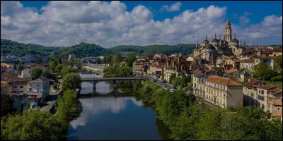Quel cours d'eau traverse Périgueux, préfecture du département de la Dordogne ?
