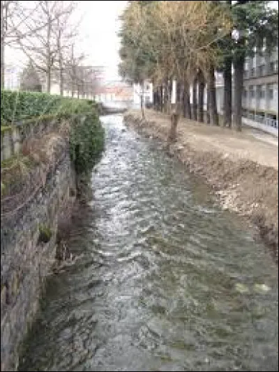 Quel cours d'eau traverse Saint-Etienne, préfecture du département de la Loire ?