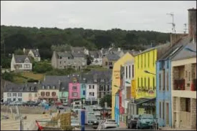 Je vous propose une halte sur l'île de Crozon, à Morgat. Nous sommes en région.