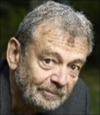 4-	Prix Goncourt 2013 avec « Au revoir là-haut », il poursuit sa saga du XXe siècle à travers les aventures de la famille Pelletier (Un avenir radieux », publié le 21 janvier chez Calmann-Lévy).