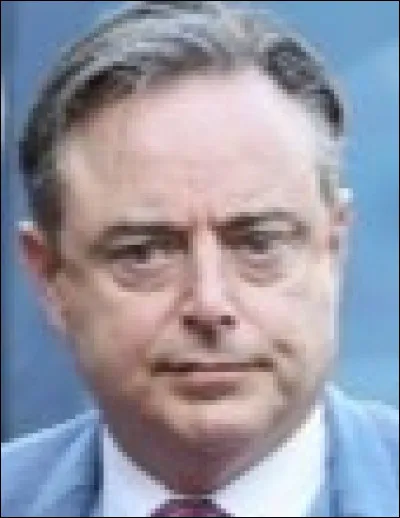 20-	Depuis le 3 février, l'actuel Premier ministre est Bart De Wever. Il réside au Lambermont. Cest le chef du gouvernement fédéral dont il coordonne laction. De quel État situé en Europe sagit-il ?