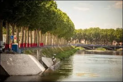 Quel cours d'eau traverse Montlu&ccedil;on, ville la plus peupl&eacute;e du d&eacute;partement de l'Allier ?