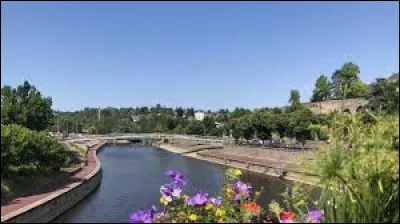 Quel cours d'eau traverse Saint-L&ocirc;, pr&eacute;fecture du d&eacute;partement de la Manche ?