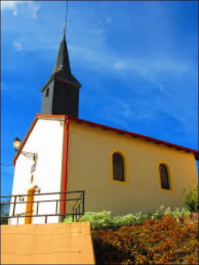 Voici l'église Saint-Wendelin, à Edling. Ancienne commune Mosellane, elle se situe en région ...