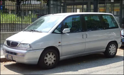 Quel est ce modèle en Z produit par Lancia de 1994 à 2002 ?