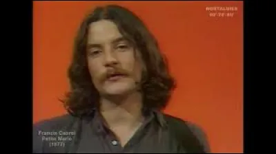 Elle est petite dans une chanson de Francis Cabrel.