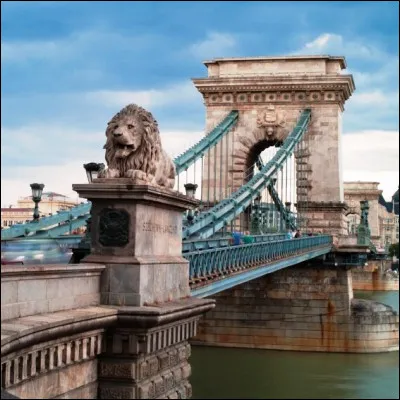 Dans quelle capitale dEurope de lEst se trouve le pont des Chaînes, qui enjambe le Danube ?