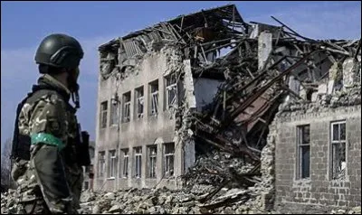 Serge Reggiani, avec cette chanson "Le petit garçon", nous transmet un récit poignant de l'amour familial, des difficultés de l'esprit humain. À quel jeu entraine-t-il son fils ?