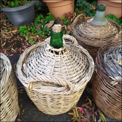 La corruption, vous connaissez ? Gilbert Bécaud la connait et son oncle aussi qui était content quand des tantes venaient lui rendre visite après dîner. Comment les appelait-on ?