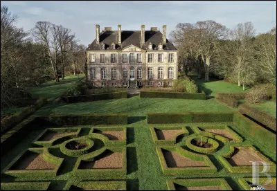Lequel de ces châteaux se distingue des autres par son style anglais ?