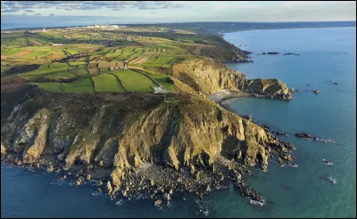 Quelle zone du Cotentin appelle-t-on la "petite Irlande" ?