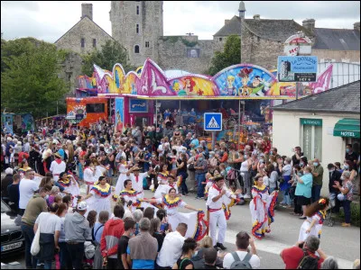 Quelle fête a lieu tous les étés à Bricquebec ?