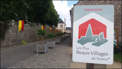 Quel village a été nommé "plus beau village de France" dans le Cotentin ?
