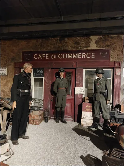 Dans quel musée de la Seconde Guerre mondiale peut-on voir une rue reconstituée avec des commerces d'époque ?