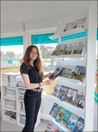 L'Office de tourisme de Quinéville est ouvert tout l'été et propose même la location de terrains de tennis. Vrai ou faux ?