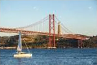 A l'embouchure de quel grand fleuve de la péninsule Ibérique se situe la ville de Lisbonne ?