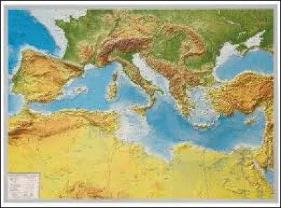 Combien de pays possède(nt) des rivages sur la mer Méditerranée d'un côté et l'océan Atlantique de l'autre ?