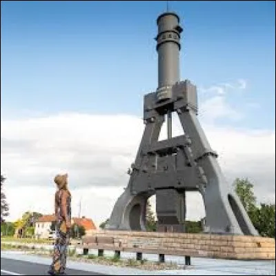 Nous terminons au pied du marteau pilon situé dans la ville ...