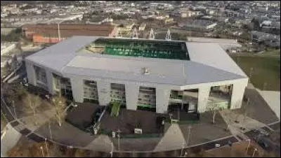 Quelle ville associe-t-on au stade Geoffroy Guichard ?
