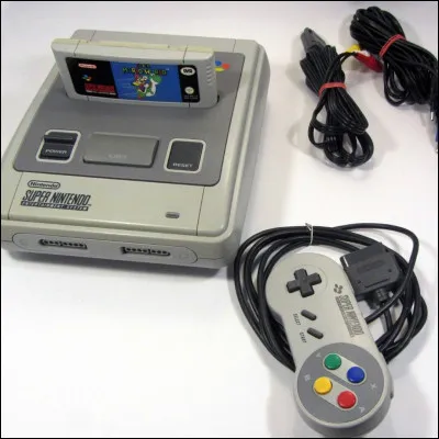 Mais niveau consoles de salon, Nintendo est à la traîne. Les concurrents ont déjà sorti leurs consoles 16 bits (NEC avec la PC Engine et Sega avec la Mega Drive). Cest alors quen 1990, Nintendo sort sa nouvelle console, la Super Nintendo. Quel était son nom au Japon ?