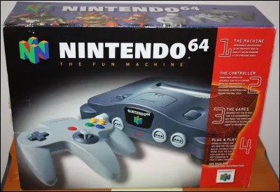 Mais sur le marché des consoles de salon, Nintendo est encore en retard. Sega et Sony sortent la Saturn et la PlayStation. Ces deux consoles utilisent une nouvelle technologie, le CD Rom. En 1996, Nintendo se rattrapera avec sa nouvelle console, la Nintendo 64, comment devait-elle sappeler au départ ?