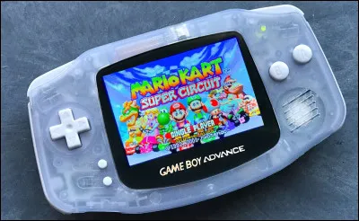Mais Nintendo a encore un atout, les consoles portables. En 2001 sort la Game Boy Advance (GBA) et cest un succès ! 81 millions de ventes tous modèles confondus. Dailleurs, combien y en avait-il de modèles ?