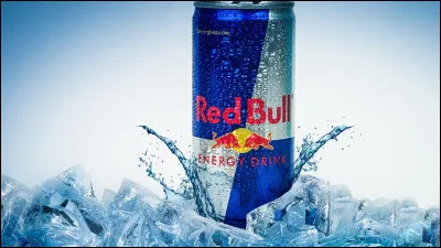 Quels ingrédients entrent dans la composition de la boisson énergisante Red Bull, s'ajoutant à l'eau gazéfiée ?