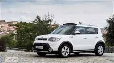 Pouvez-vous me donner le nom de cette voiture ?