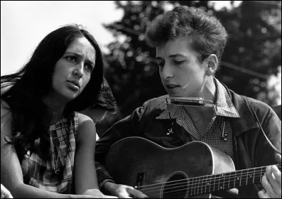 Avec quelle chanteuse engagée partage-t-il la scène dans les années 63, 64 ?