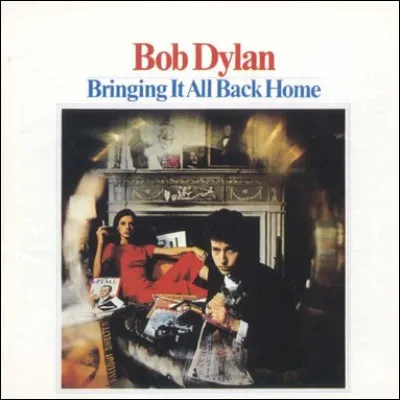 En 1965, il sort son disque "Bringing It All Back Home". Quelle principale modification intervient dans cet album ?