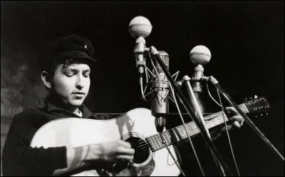 Dylan noue des relations, mais il peine à se faire engager. Il évoquera cette période dans sa chanson : « Man there said Come back some other day, / You sound like a hillbilly / We want folk singer here qui signifie...