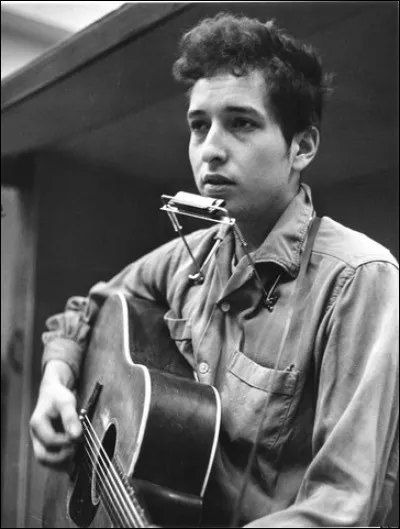 Dylan suit l'actualité et à quel évènement fait référence sa chanson de 1963 "A Hard Rain's a-Gonna Fall" ?