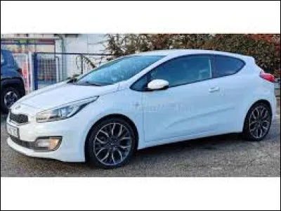 Quel est le nom de cette voiture blanche ?