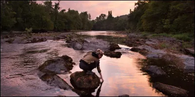 Cours d'eau naturel de moyenne importance ou qui se jette dans un autre cours d'eau
Qui ondoie
