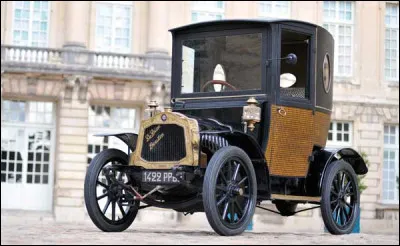 Ciblant les professions libérales, cette carrosserie ancienne et assez rare était une conduite intérieure à deux portes caractérisée par un pavillon haut perché. Quel est son nom ?