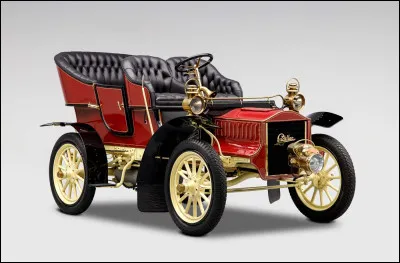 Cette carrosserie très ancienne se caractérisait par des sièges placés en hauteur par rapport à la route, tous dans le sens de la marche. Comment s'appelle ce type de voiture reprenant le nom d'un personnage de la mythologie grecque ?