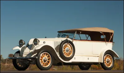 De meme, le terme cabriolet était à l'époque restreint aux conduites extérieures avec une banquette unique. Une carrosserie ouverte avec quatres places ou plus -et parfois quatre portes- portait un autre nom, très répandu dans les années 1910-1920. On les appelait...