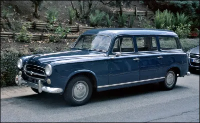Autre glissement sémantique, le break était initialement une carrosserie utilitaire. Les conduites intérieures avec un long volume de chargement, qui portent aujourd'hui le nom break, s'appelaient alors....