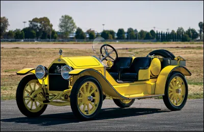Quand une carrosserie découverte est basse, affichant ainsi une allure se voulant plus sportive, le nom change par rapport à ceux qu'on a vu précédemment. Comment les nomme-t-on alors, en fonction du nombre de sièges ?