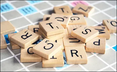 Combien y a-t-il de jetons au total dans le jeu de Scrabble ?