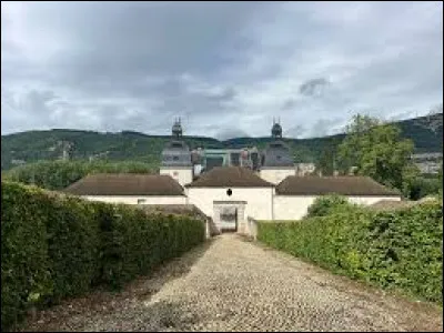 Nous terminons notre promenade au château neuf de Vertrieu. Village Isérois, il se situe en région ...