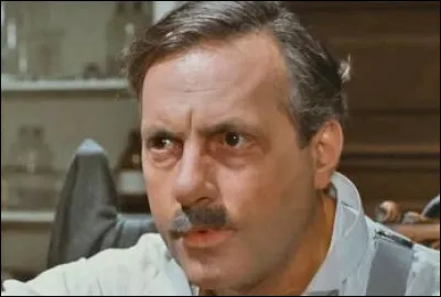 Dans quel film Michel Serrault incarne-t-il Louis Martinet ?