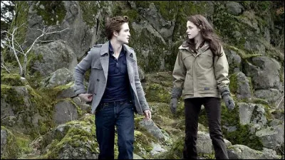 Dans le tome 2 , qui retrouve Bella dans la forêt après qu’Edward l’ait quittée ?