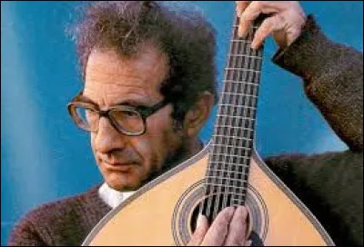 16 février : 
Naît le compositeur et virtuose de la guitare portugaise, Carlos Paredes. Quel genre musical accompagne généralement cet instrument ?