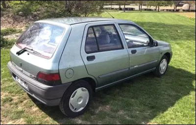 Elle remplace la Supercinq en 1990. Quelle est cette voiture ?