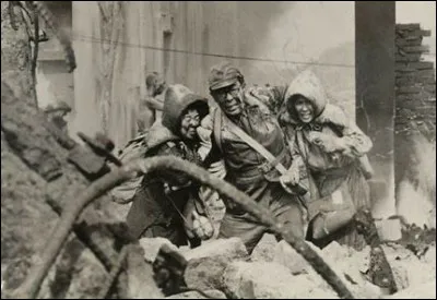 Nana Mouskouri pense que "le ciel est noir" et de cette noirceur comment est la pluie ?