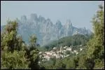 Gros village bti en terrasses(alt. 784m) au-dessus de la valle de l'Asinao. Autour les aiguilles de Bavella, l'Alta Rocca, le massif de l'Ospdale et la fort de pins.