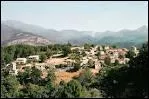 Ce paisible et joli village de pierre est assis sur une haute croupe granitique su Sartenais. Alentour bois de pins et chtaigniers offrent un dcor de montagne sauvage.