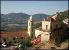 Ce gros bourg, travers par la N196, groupe en tages ses belles maisons de granit sur la forte pente du versant mridional de la Punta di Buturettu (alt. 870m).
