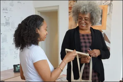 De quoi Angela Davis était-elle professeure ?